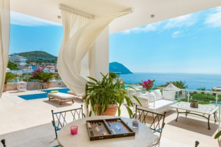 Antalya Kiralık Villa | Özel Havuzlu, Denize Sıfır, Balayı & Yazlık